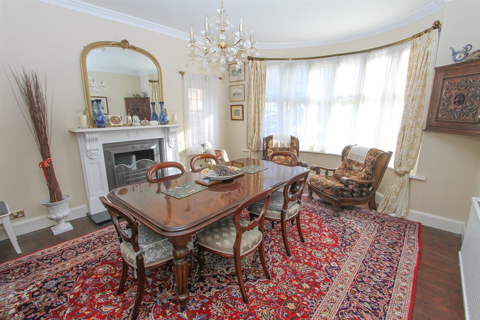 5 bed property in Higher Drive, Purley